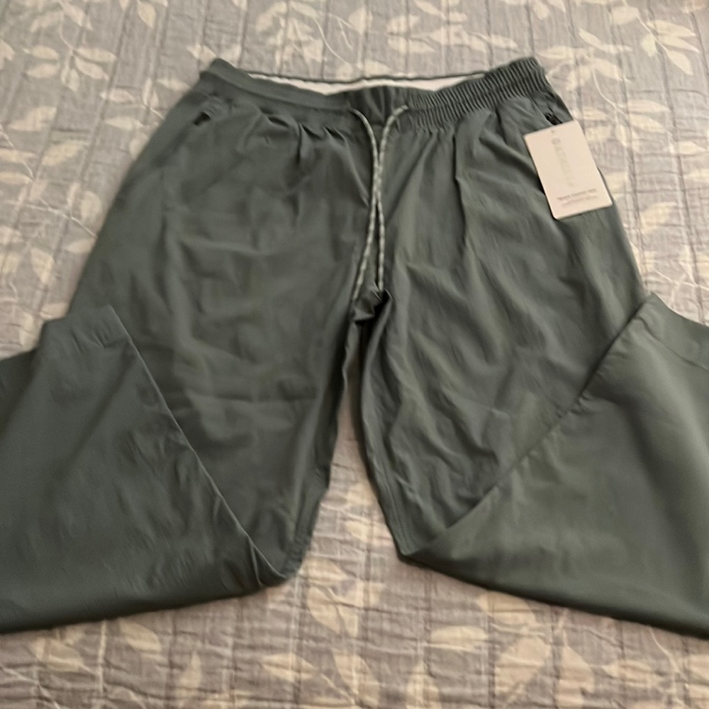 Athleta “Trekkie Straight Crop” 3/4 Pant